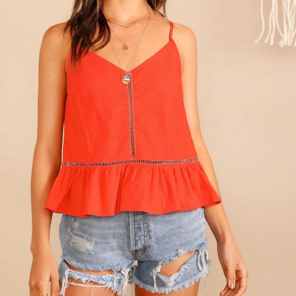 ‫Laddering Lace Insert Ruffle Hem Cami Top